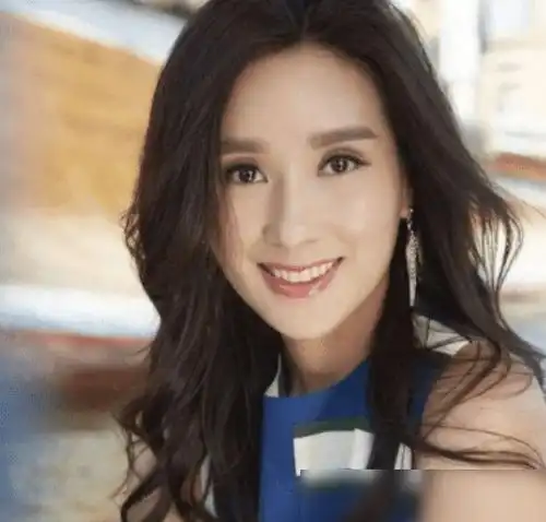 50岁万绮雯遇上46岁杨恭如,两者高下立判,差距一目了然