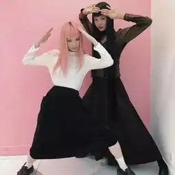 这位粉头发的95后鬼马少女,莫名火爆时尚圈