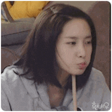 搞笑gif撅嘴做怪相的可爱美女