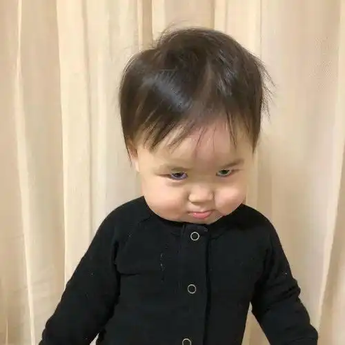 4岁女孩活出大佬风范,13万网友惊叹这么可爱,表情包扛把子非你莫属