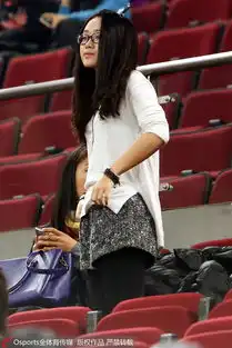首钢美女球迷观战露霸气纹身
