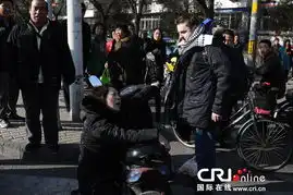 北京外国小伙街头扶摔倒中年女子遭讹诈