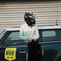 美女老师辞职玩赛车女司机开车也很猛
