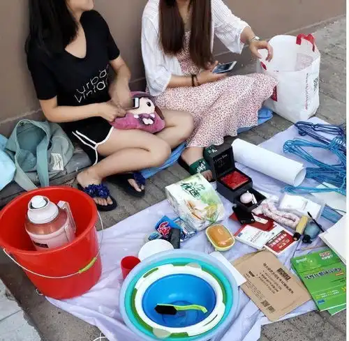 山东美女上厕所不用纸,例假不用卫生棉,还在家里养300条蚯蚓