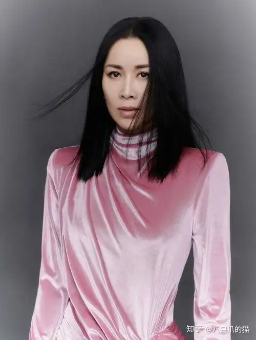 那英躲过中年发福,穿丝绒裙满是褶还有细腰,女友身材抢镜