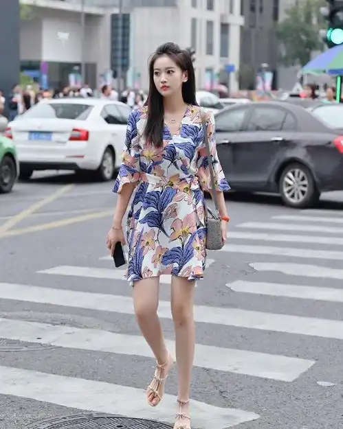被姑娘的气质吸引了,穿连衣裙温婉迷人,女神范儿十足