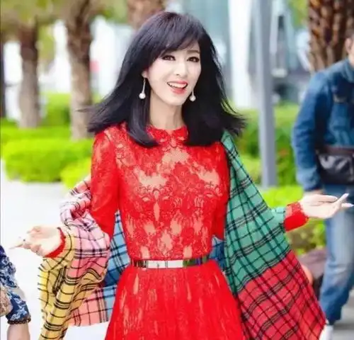 10位优雅老去的女星,与整容脸绝缘,年龄越大越有气质