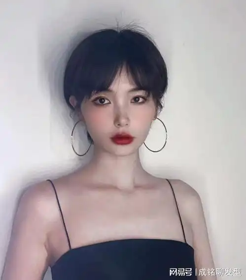 女人不管奔三还是奔四,都可试试这款露耳短发,利落洋气还显脸小