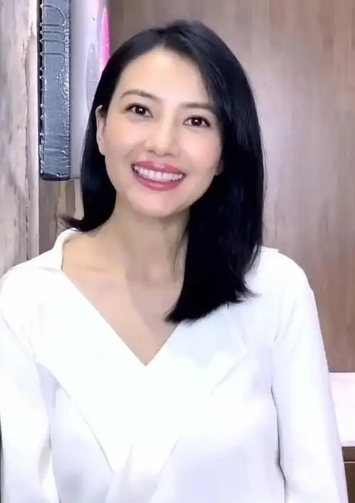 高圆圆还是那个氧气美女白衬衫穿出温柔高级感,当妈后气质没变