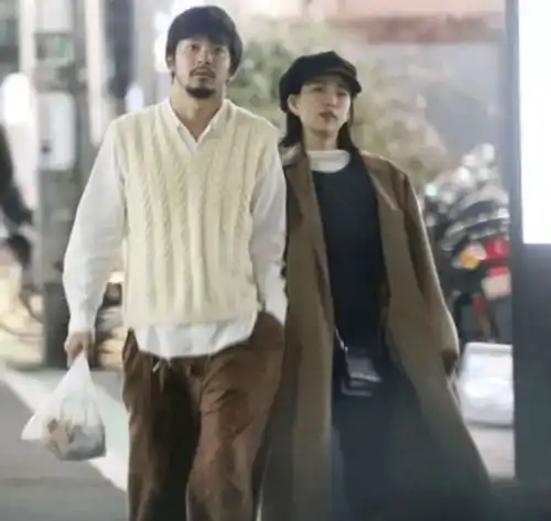 变相官宣日本爆红男女艺人同天确诊新冠,两人交往至少三年,目前疑似低调同居...
