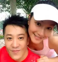 50岁毛宁晒近照,皮肤细腻保养好,圈外老婆美貌不输杨钰莹