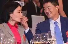 李亚鹏短发美女牵手恋爱看到女生侧面,只能感叹他对王菲是真爱