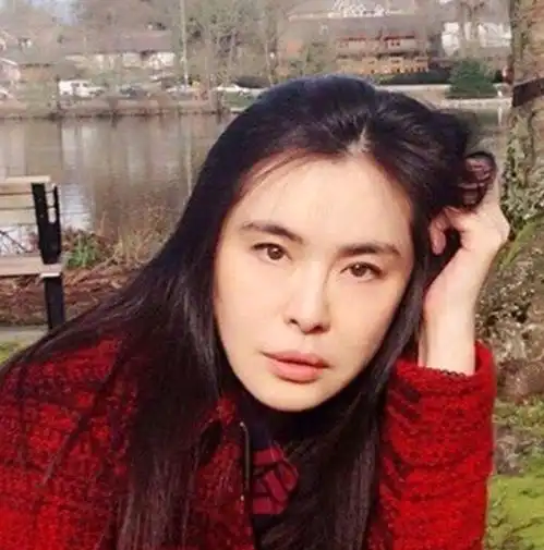 51岁的王祖贤晒素颜近照,00后的评论亮了,网友不懂00后的审美