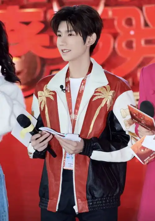 迪丽热巴王源同台,青春气息扑面而来,热巴一笑秒变小女孩状态极佳