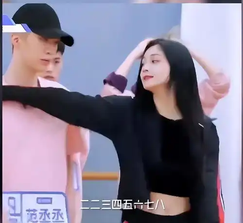 范丞丞疑似恋情曝光,给女孩整理头发好温柔,两人捏脸互动超甜蜜