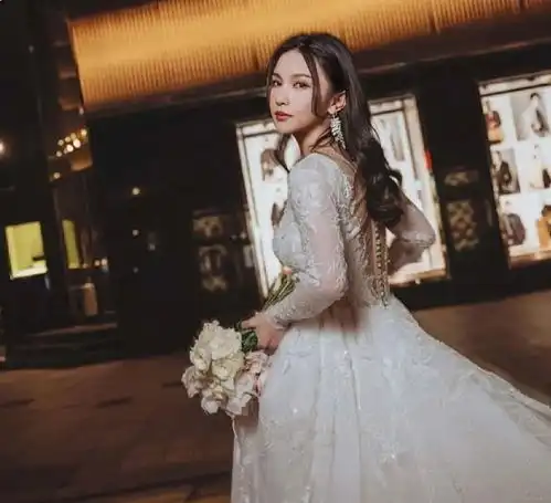 宣布正式结婚晒婚纱照众人祝福,甩7年男友恋纹身男