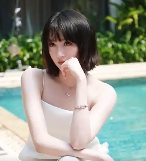关晓彤换发型美得像换了个人齐耳发配吊带又纯又欲,好羡慕鹿晗