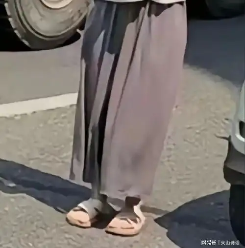 油门当刹车东莞一女司机穿拖鞋开车,致一外卖小哥当场丧命