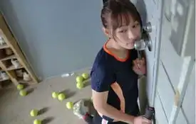 日本艺术家舔门把手的女孩真人版