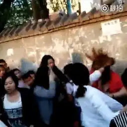 组图奥迪女司机当街打人小女孩鞠躬求饶