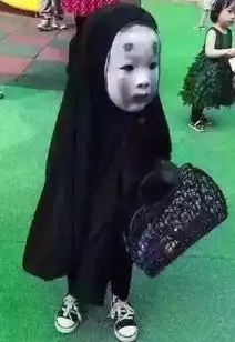小女孩万圣节扮成无脸男上学吓哭小朋友