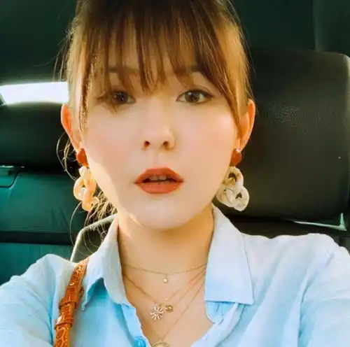 33岁女星穿超低胸装身材丰满上热搜,回应称只在乎演戏