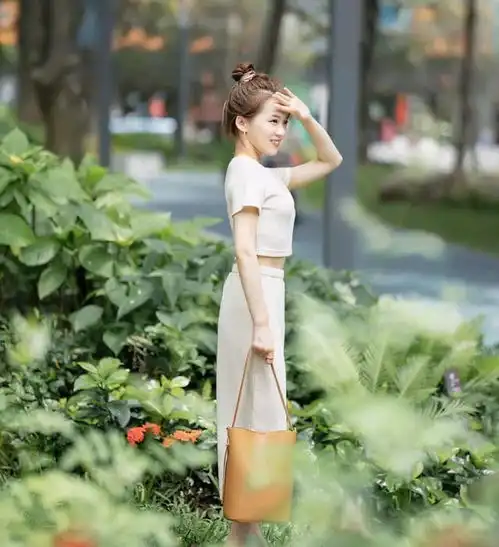 小个子女生该怎么穿搭把腰线提高,就能轻松成为别人眼中的女神