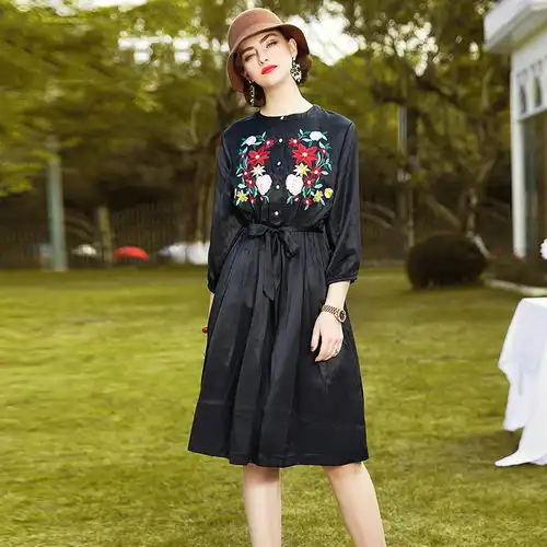 45岁女人也时髦,高级感穿裙显气场,冬去春来,花自独开
