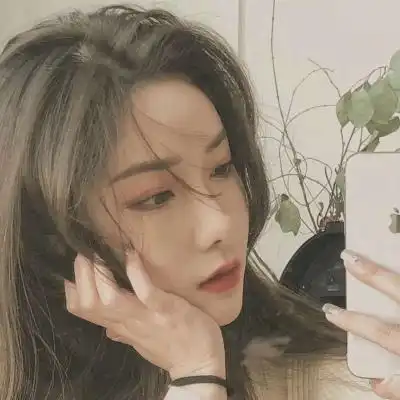 搞笑段子食客在喝西红柿汤,突然他发现碗里有一只蝇子