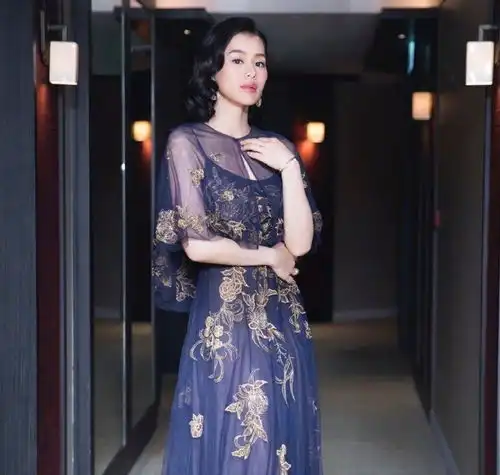 40岁胡杏儿气场太强,穿丝绒橘色套装帅气干练,越来越有气质