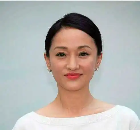 周迅卸妆后打50分,董洁卸妆后打86分,而她给210分都嫌少
