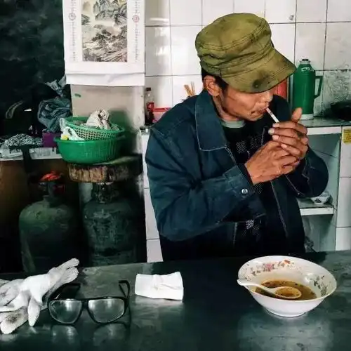 十年前他还是个搬砖少年,每天用手机拍拍拍,现在知名公司抢着用他