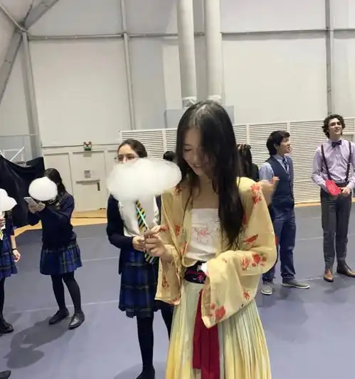 16岁上海富二代人美心善,劳斯莱斯代步,王菲女儿都抢不过她风头