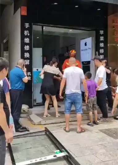 突发益阳一女子开车撞进手机店,小女孩被卷入车底获救送医