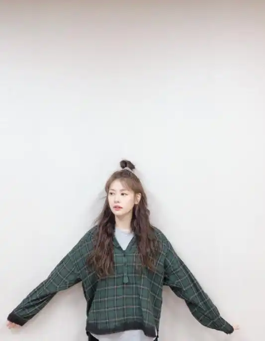 周洁琼穿jk制服也太好看了吧蝴蝶结领带显少女,说18岁都不过分