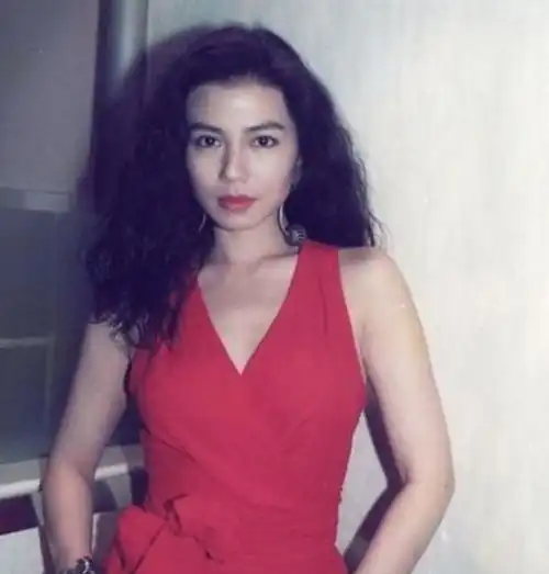 她曾是无数人心中的女神,婚前和丈夫约定不生子,今60岁愈发美丽