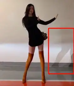 大学女生想变网红,秀大长腿,网友看出破绽影子出卖了你