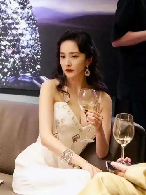 vogue红毯,杨幂给宋茜比兔耳朵,来看看她们造型谁好看