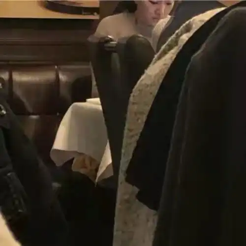 网友在巴黎偶遇巩俐,素颜有点上年纪,出油有斑还有点上年纪