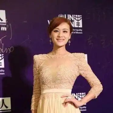 身穿一袭淡黄色连衣裙,穿出优雅气质,还勾勒出了小蛮腰,尽显女性魅力