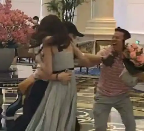 著名女星周韦彤被强抱,男子强行送花伸手乱摸,疑曾向热巴求婚