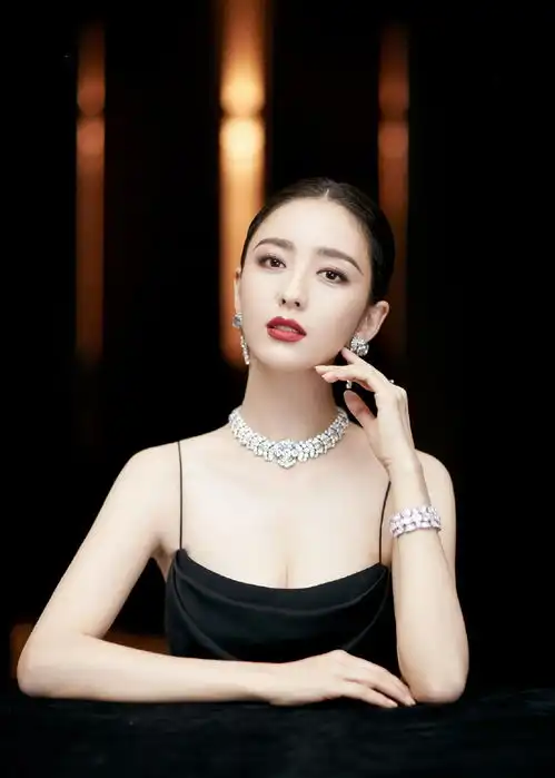 新疆女星佟丽娅清纯,热巴甜美,娜扎冷艳,她艳压群芳无人知