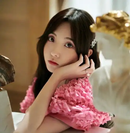 唐艺昕穿上v领设计的粉色连衣裙好吸睛,不仅甜美减龄,还很时髦