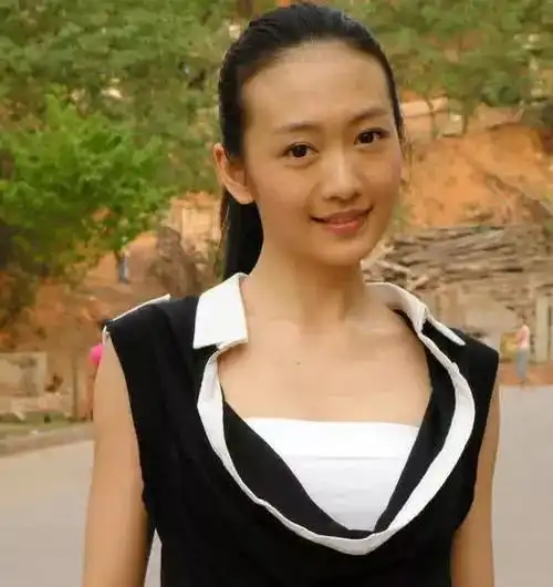 王鸥3岁被父母抛弃,33岁走红却被小三,至今未婚仍被黑