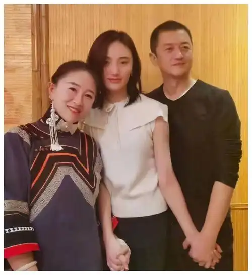 李亚鹏,牵手小19岁彝族大美女,细看有几分像王菲,气质高冷