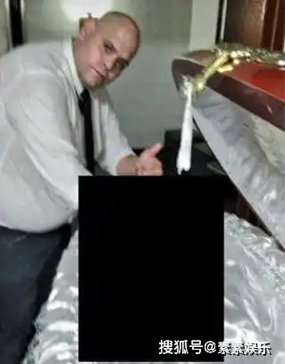 令人气愤马拉多纳遗体被殡仪馆员工曝光,照片用来玩自拍
