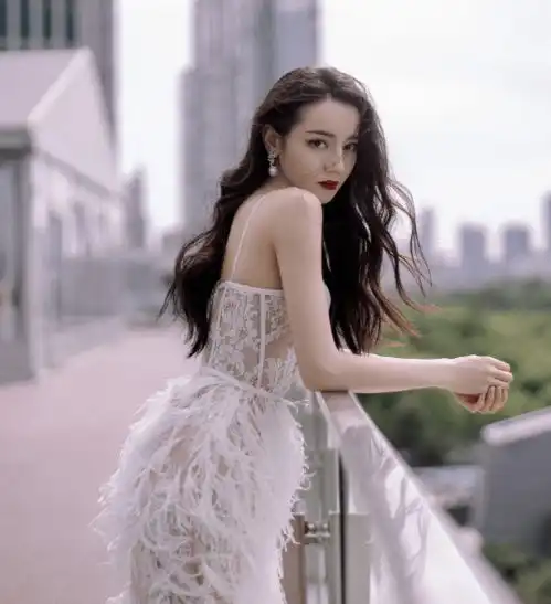 热巴穿衣越发大胆露背不说还是高开叉裙摆,这不是小说女主风
