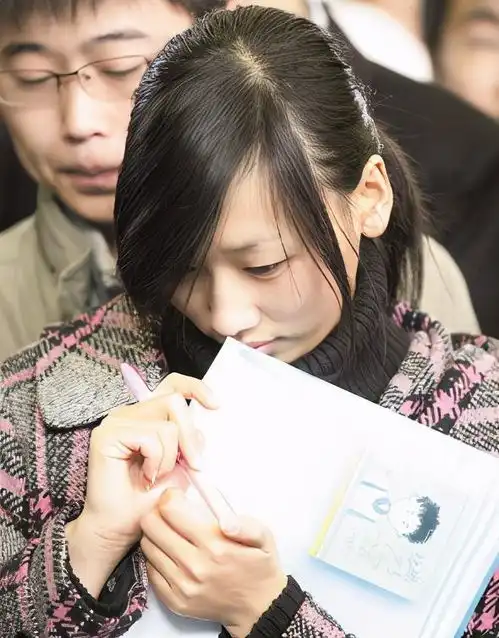 女大学生求职简历被当面撕碎他们骗你的时候,连眼睛都不眨一下