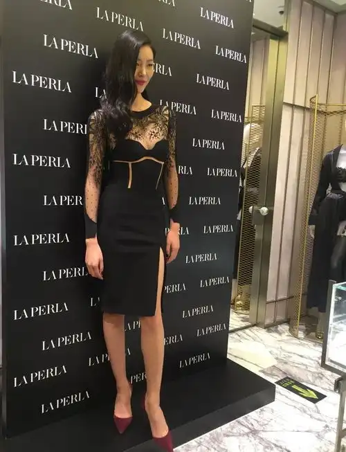 刘雯穿透视装大玩性感,但我觉得吸烟的她美到窒息