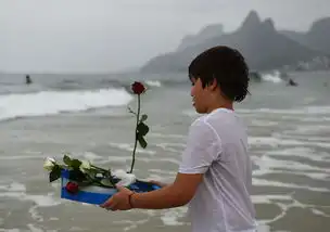 巴西半裸美女参与无上装运动盼海洋女神带来好运